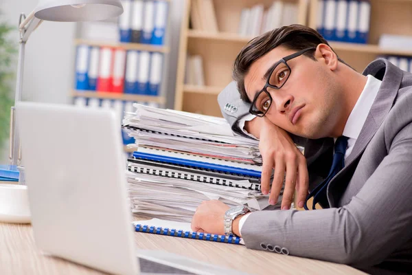 Επιχειρηματίας κουρασμένος κάθεται στο γραφείο — Φωτογραφία Αρχείου