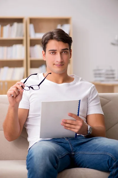 Mann arbeitet sitzend auf Sofa — Stockfoto