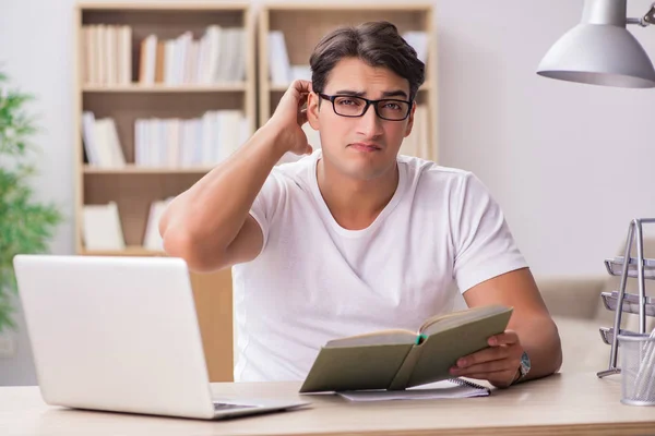 Joven que trabaja en la oficina — Foto de Stock