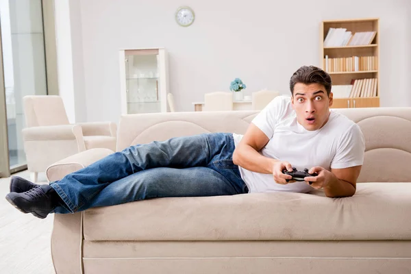 Homem viciado em jogos de computador — Fotografia de Stock