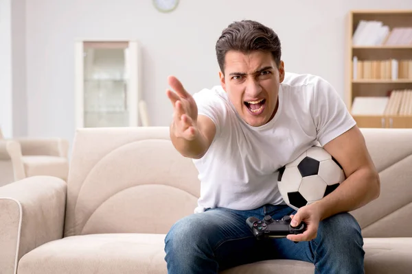 Homem viciado em jogos de computador — Fotografia de Stock