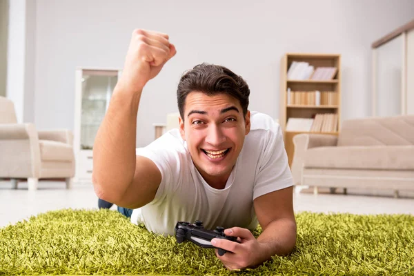 Homem viciado em jogos de computador — Fotografia de Stock