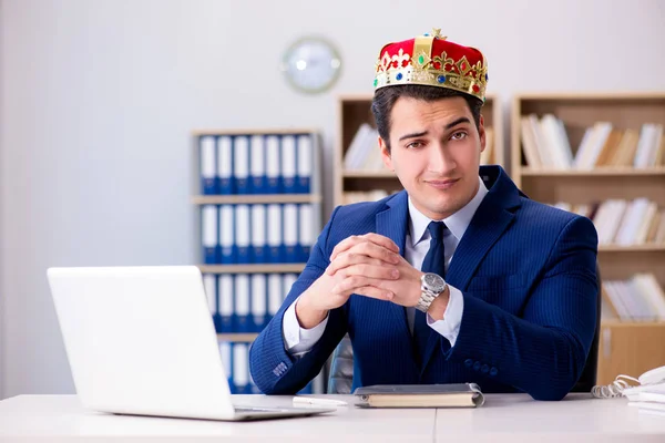 Rei empresário que trabalha no escritório — Fotografia de Stock