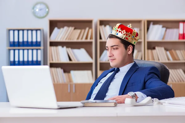 Király üzletember dolgozik az irodában. — Stock Fotó
