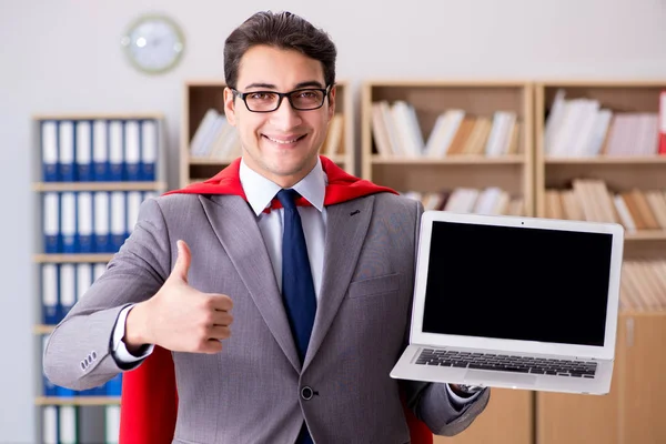 Superheld zakenman werkzaam in het kantoor — Stockfoto