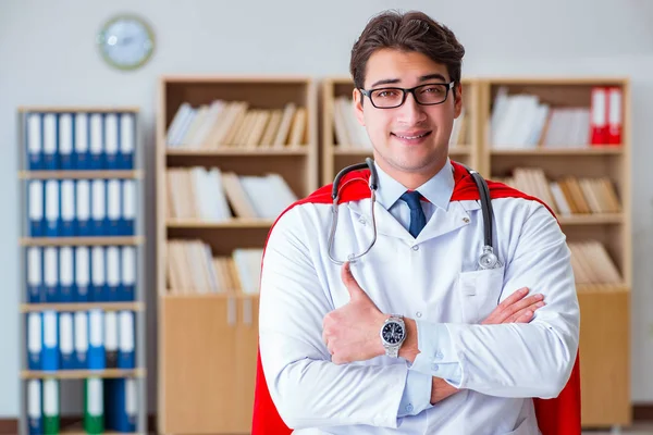 Médecin super-héros travaillant dans le laboratoire de l'hôpital — Photo