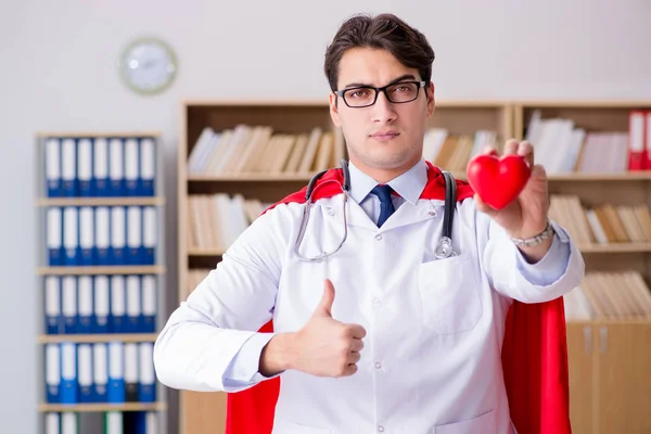 Superhelden-Arzt arbeitet im Labor-Krankenhaus — Stockfoto