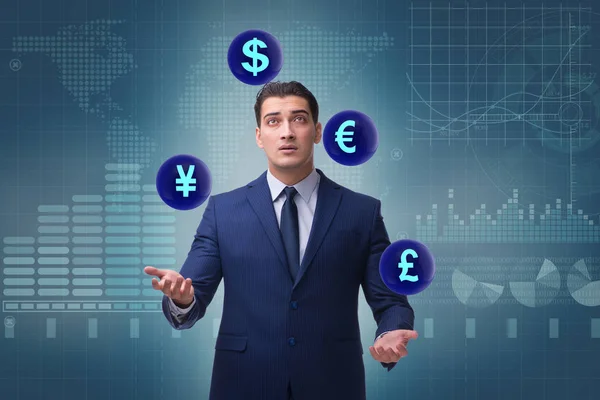 Бізнесмен жонглювання між різними валютами — стокове фото