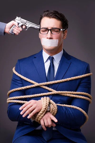 Empresário feito refém e amarrado com corda — Fotografia de Stock