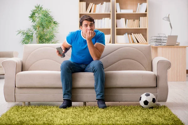 Adam evde futbol izlerken