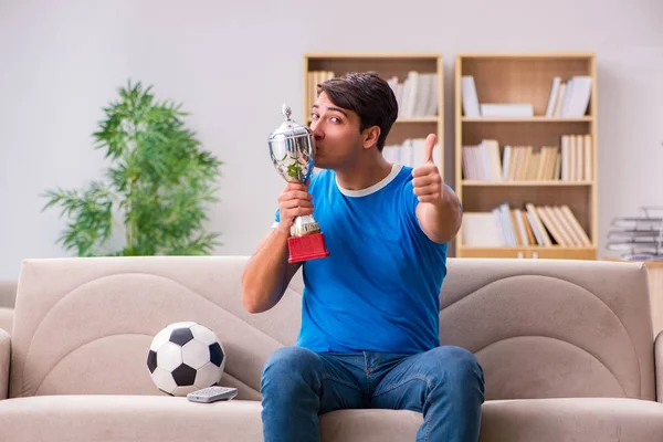 Uomo guardando il calcio a casa seduto sul divano — Foto Stock