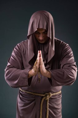 Monk gri arka plan üzerinde dini kavram