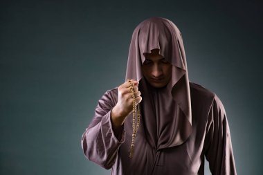 Monk gri arka plan üzerinde dini kavram
