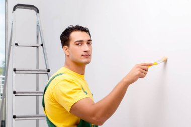 İnşaat işçisi şantiyede çalışıyor.