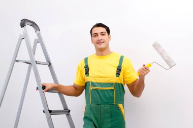 İnşaat işçisi şantiyede çalışıyor.