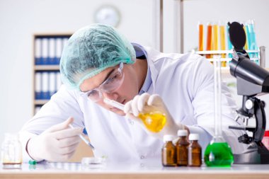 İlaç endüstrisi kavramı laboratuardaki bilim adamı ile