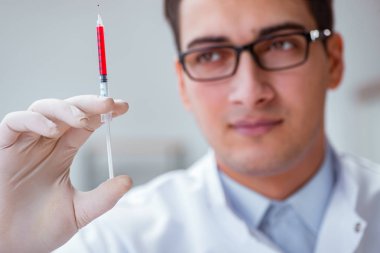 Şırıngalı genç doktor.