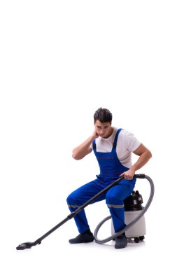Vakum beyaz temizlik yaparken tulumlu adam