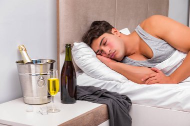 Sonra parti - kalıntı kavramı yatakta adam