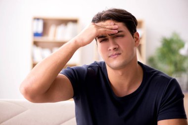 Acı çeken genç yakışıklı adam.