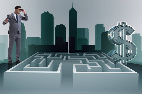 Человек пытается добраться до долларов через лабиринт
