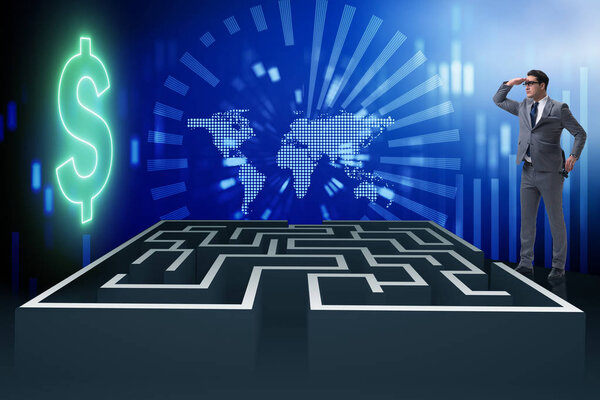 Человек пытается добраться до долларов через лабиринт
