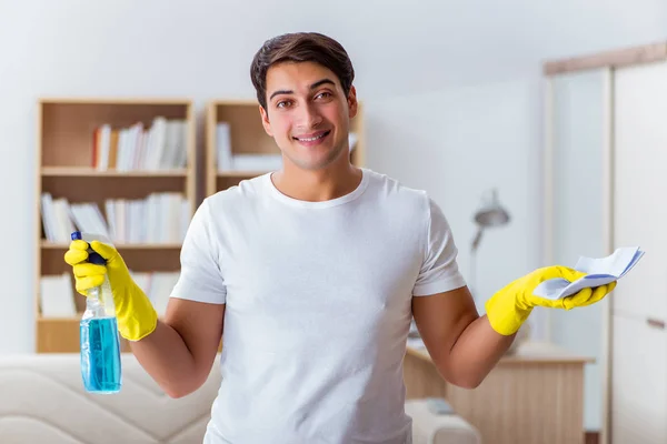 Marido homem limpar a casa ajudando esposa — Fotografia de Stock