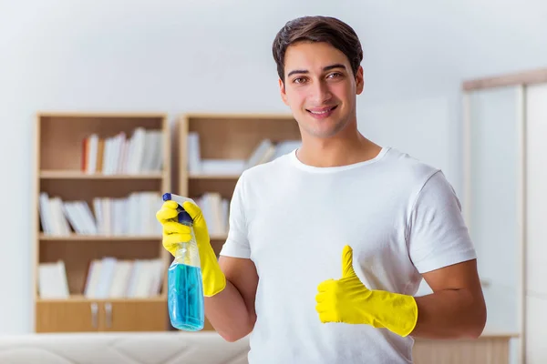 Homme mari nettoyage de la maison aider femme — Photo