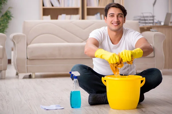 Mann Mann putzt Haus und hilft Ehefrau — Stockfoto