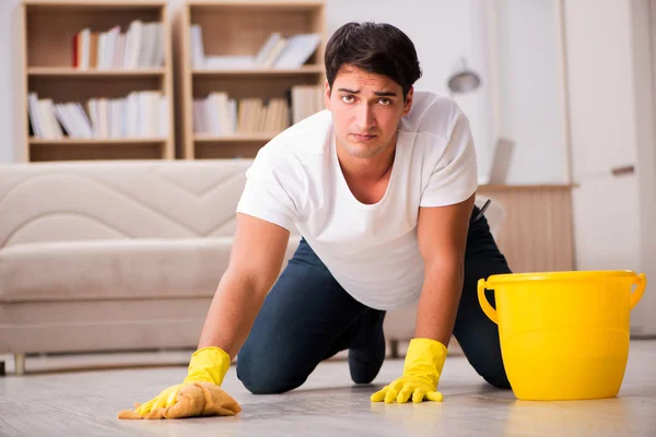 Man man schoonmaken van het huis helpen vrouw — Stockfoto