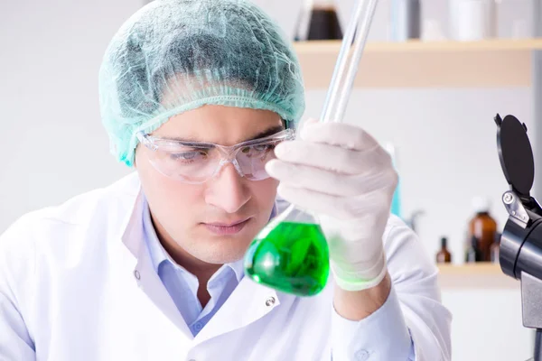 Conceito de biotecnologia com cientista em laboratório — Fotografia de Stock