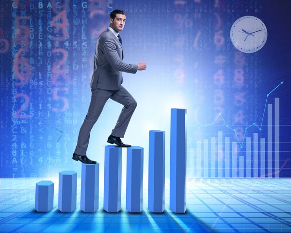 Hombre de negocios escalando gráficos de barras en concepto de negocio —  Fotos de Stock