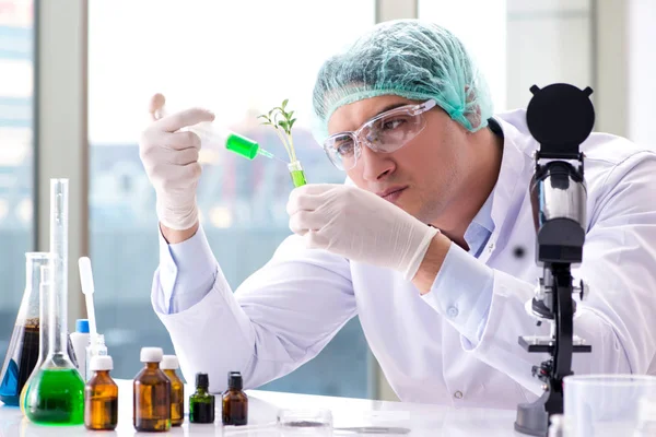 Conceito de biotecnologia com cientista em laboratório — Fotografia de Stock