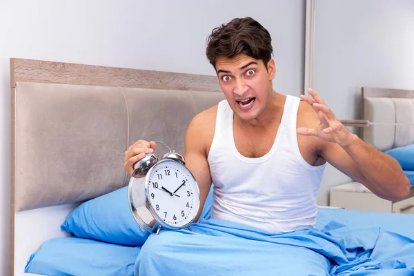 Hombre que tiene problemas para despertarse en la mañana — Foto de Stock