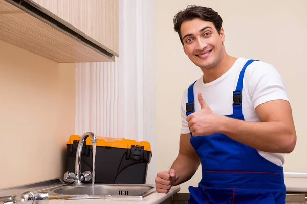 Junger Reparateur arbeitet in der Küche — Stockfoto