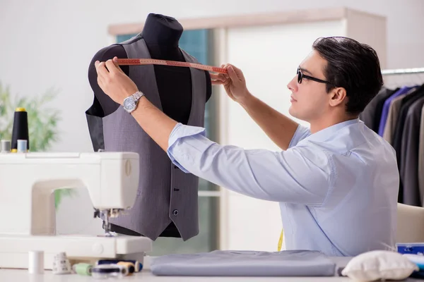 Jeune homme tailleur travaillant sur de nouveaux vêtements — Photo