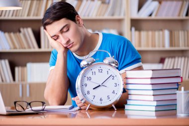Genç öğrenci geç onun sınavlarına hazırlanıyor