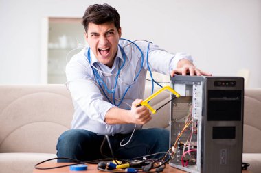 Kırık pc bilgisayar ile sinirli adam