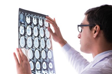 Genç doktor bilgisayardaki röntgen görüntülerine bakıyor.