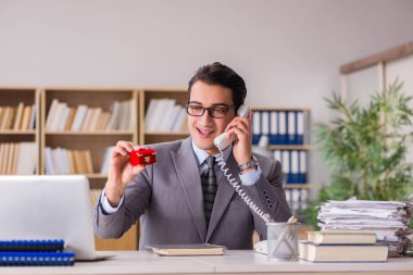 Adam yapma teklifi yere telefon