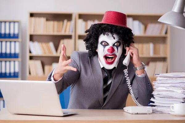 Empresario payaso trabajando en la oficina — Foto de Stock