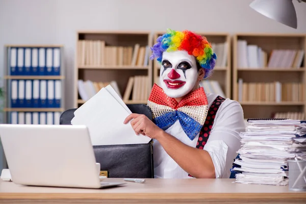 Clown zakenman werkzaam in het kantoor — Stockfoto