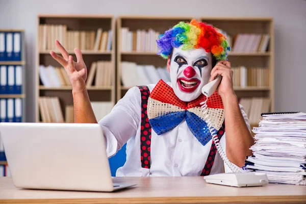 Clown affärsman som arbetar på kontoret — Stockfoto