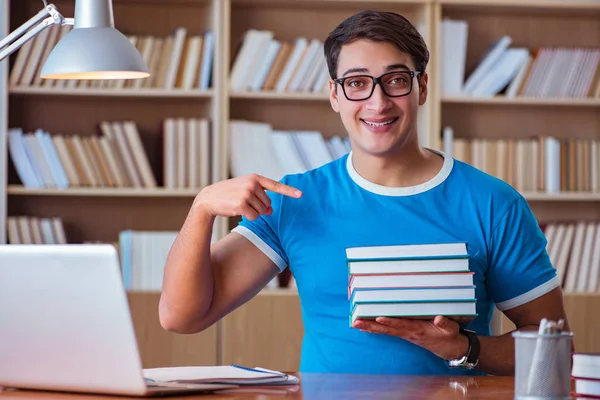 Student förbereder sig för collegeprov — Stockfoto