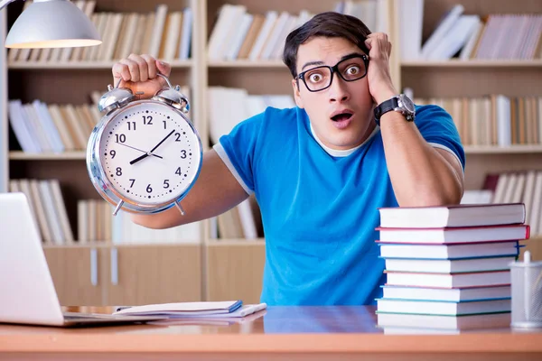 Jonge student laat voorbereiding voor zijn examens — Stockfoto