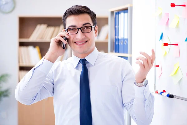 Hombre de negocios que trabaja en la oficina — Foto de Stock