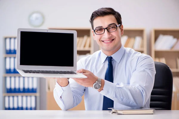 Affärsman som visar skärmen på laptop — Stockfoto