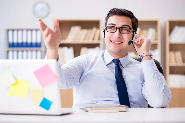 Hombre de negocios que trabaja en la oficina —  Fotos de Stock