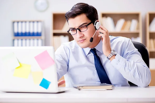 Empresário que trabalha no escritório — Fotografia de Stock