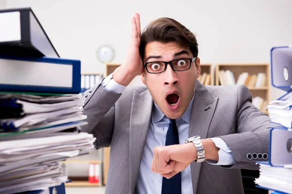 Umtriebiger Geschäftsmann wegen exzessiver Arbeit unter Stress — Stockfoto